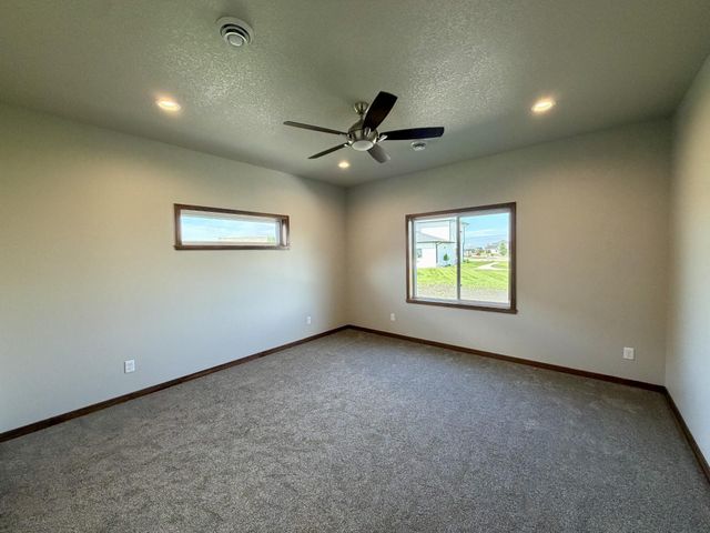 4203 Pine Parkway S, Fargo, ND 58104