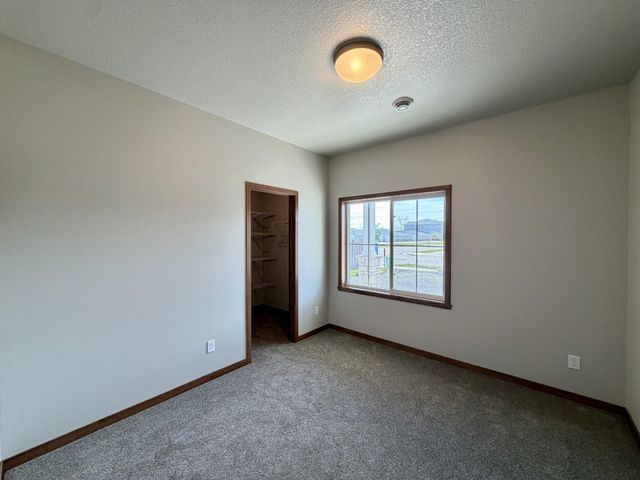 4203 Pine Parkway S, Fargo, ND 58104
