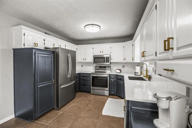 1048 SW Twin Creek Drive, Lee's Summit, MO 64081