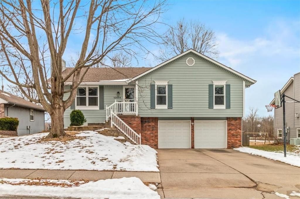 1048 SW Twin Creek Drive, Lee's Summit, MO 64081