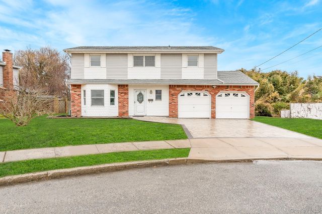 24 Brooktree Circle, Lindenhurst, NY 11757
