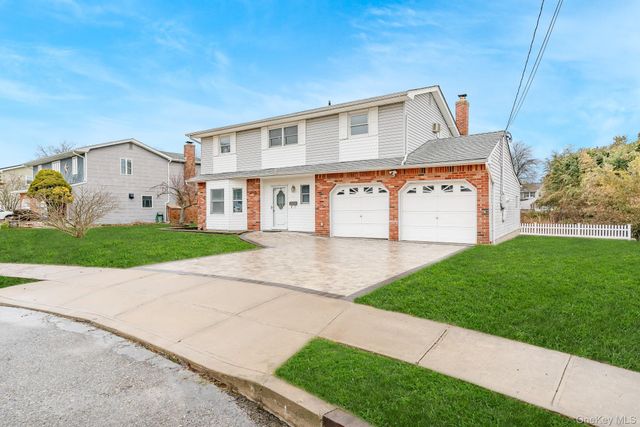 24 Brooktree Circle, Lindenhurst, NY 11757