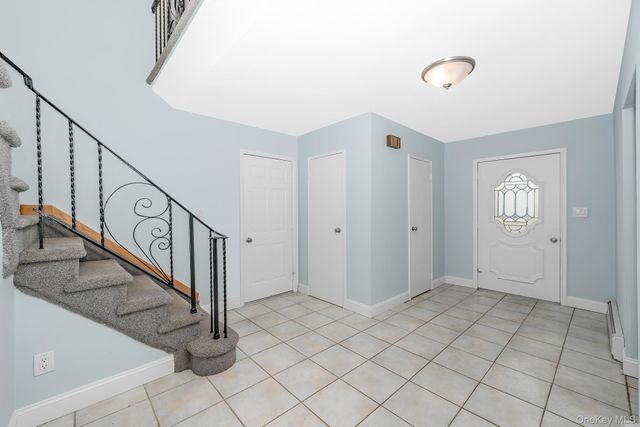 24 Brooktree Circle, Lindenhurst, NY 11757