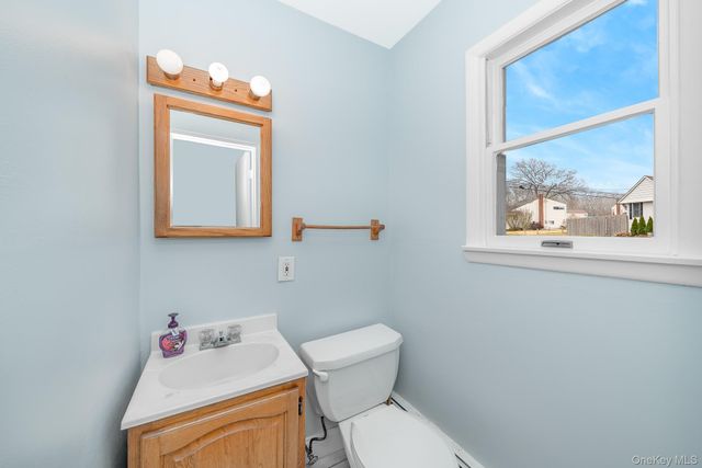 24 Brooktree Circle, Lindenhurst, NY 11757
