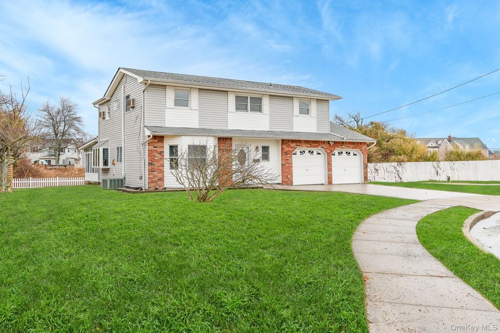 24 Brooktree Circle, Lindenhurst, NY 11757