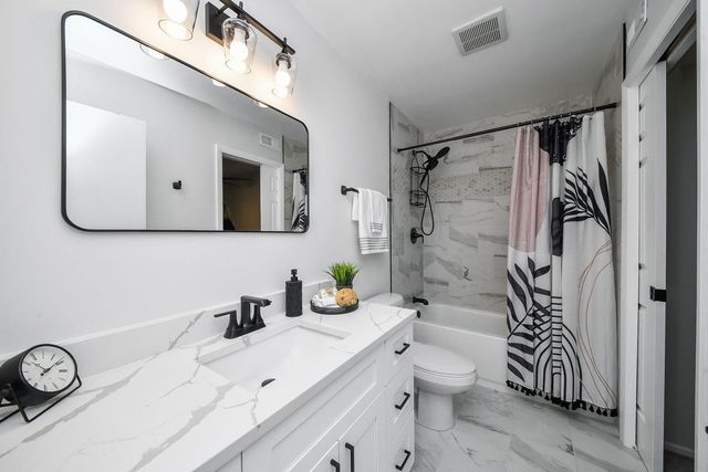 2458 Brunswick Circle B, Woodridge, IL 60517