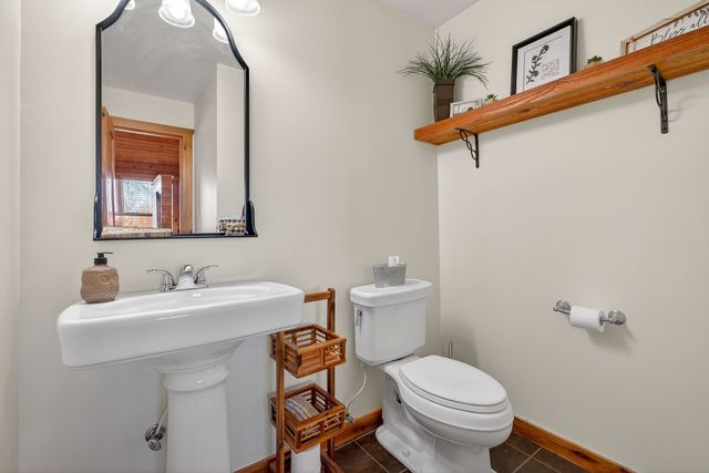 300 Crest Dr, Smithville, TN 37166