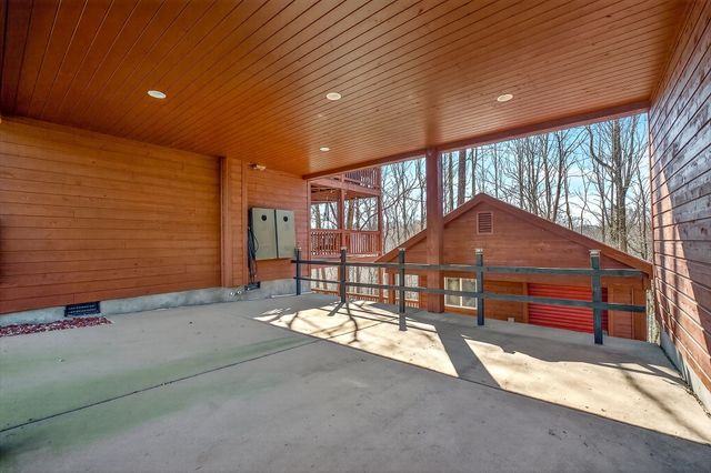 300 Crest Dr, Smithville, TN 37166