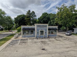 327 S Milwaukee Avenue, Libertyville, IL 60048