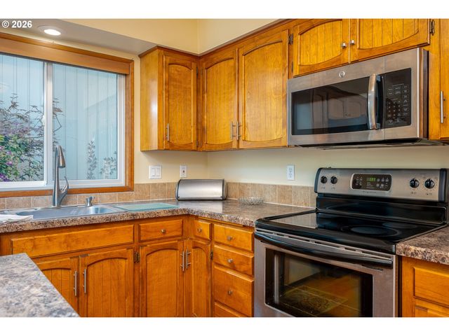 6296 PREAKNESS Dr, West Linn, OR 97068