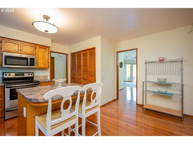6296 PREAKNESS Dr, West Linn, OR 97068
