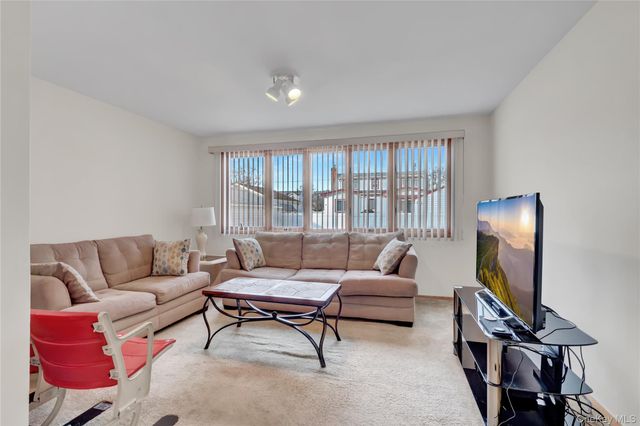 206 9th Street, Hicksville, NY 11801