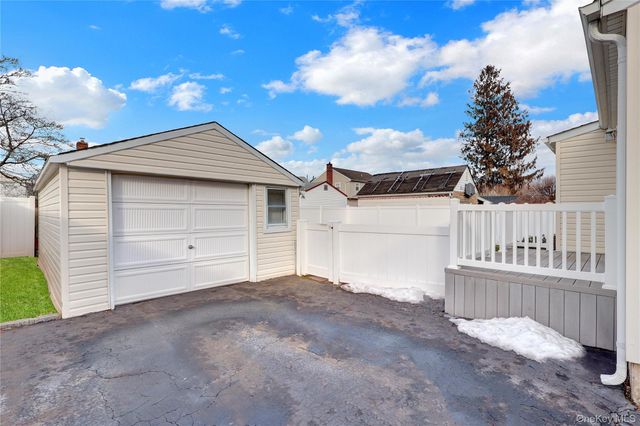 206 9th Street, Hicksville, NY 11801