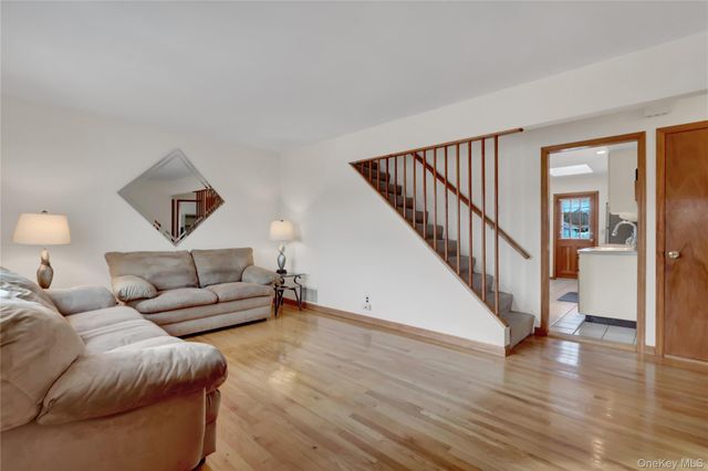 206 9th Street, Hicksville, NY 11801