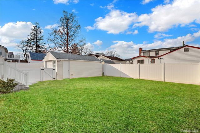 206 9th Street, Hicksville, NY 11801