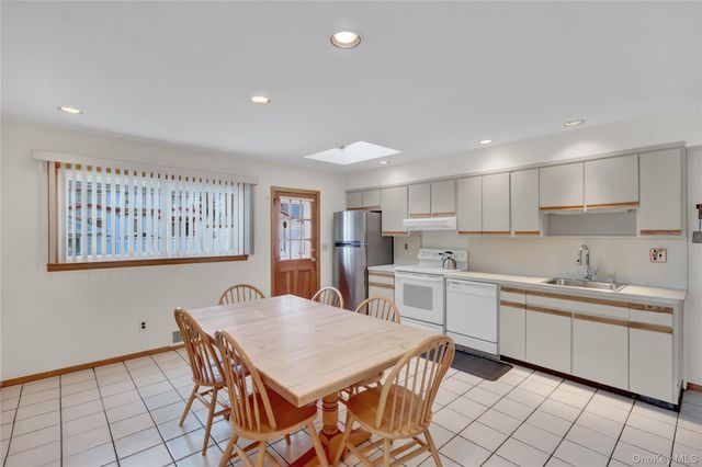 206 9th Street, Hicksville, NY 11801