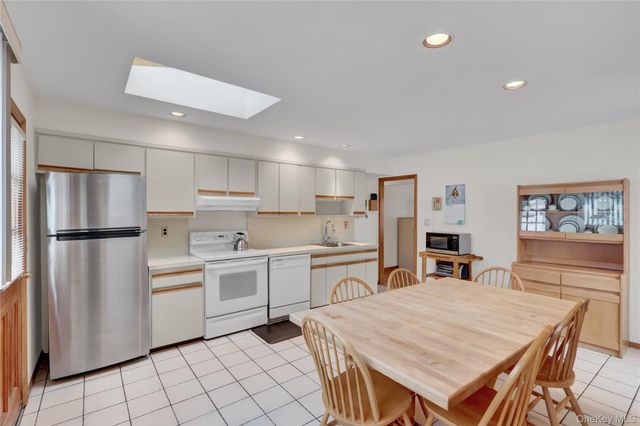 206 9th Street, Hicksville, NY 11801