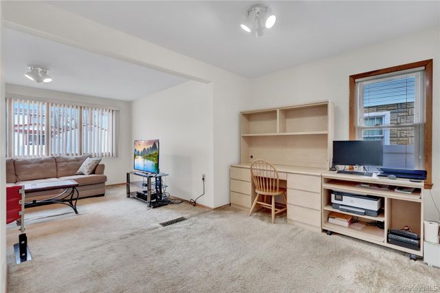 206 9th Street, Hicksville, NY 11801