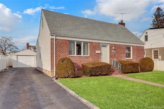 206 9th Street, Hicksville, NY 11801