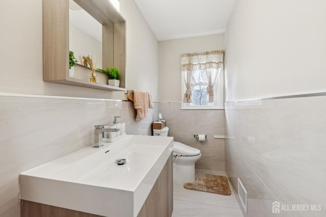 8 Constitution Court, East Brunswick, NJ 08816