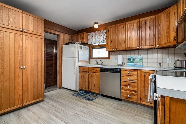 18 Greenbrier Road, Narragansett, RI 02882