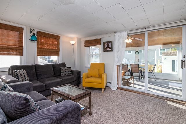 18 Greenbrier Road, Narragansett, RI 02882