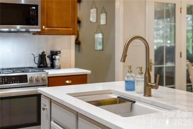 7 Oak Hollow Drive, Asheville, NC 28805