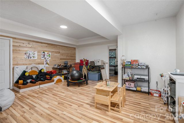 7 Oak Hollow Drive, Asheville, NC 28805