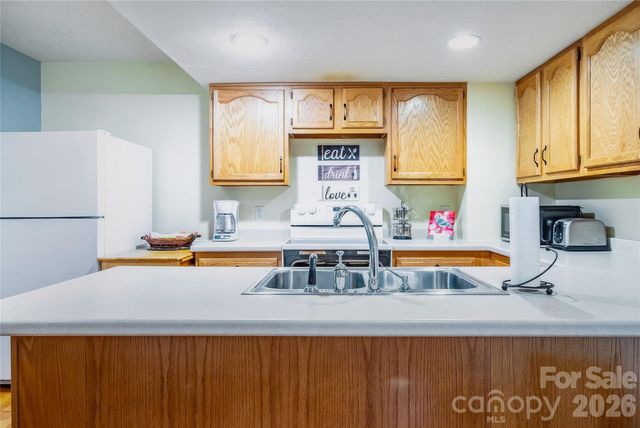 7 Oak Hollow Drive, Asheville, NC 28805