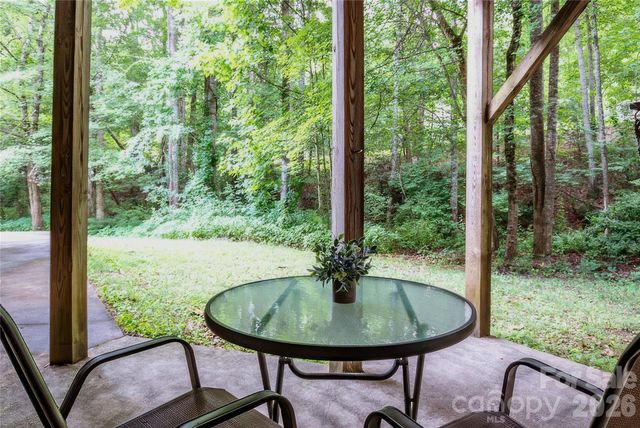 7 Oak Hollow Drive, Asheville, NC 28805