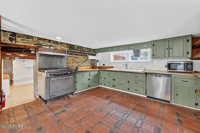 28 Old Clinton Road, Raritan Twp, NJ 08822