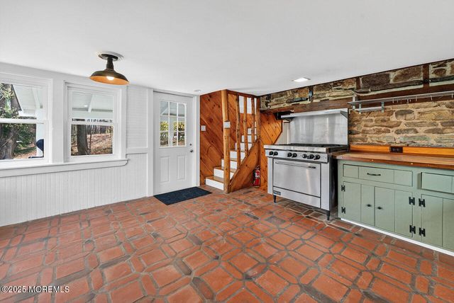 28 Old Clinton Road, Raritan Twp, NJ 08822