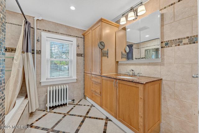 28 Old Clinton Road, Raritan Twp, NJ 08822