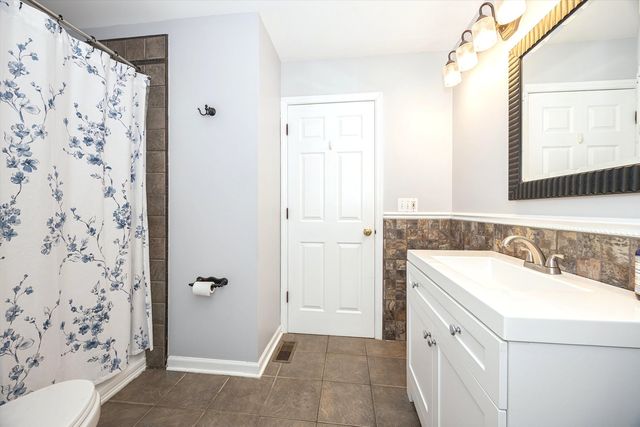1673 Waterford Road, North Aurora, IL 60542
