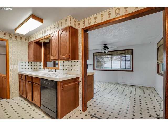 1909 Ne 49TH St, Vancouver, WA 98663