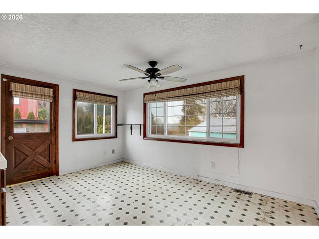 1909 Ne 49TH St, Vancouver, WA 98663