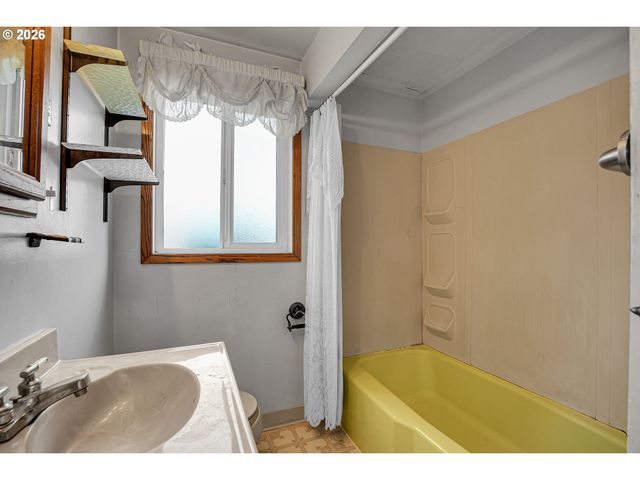 1909 Ne 49TH St, Vancouver, WA 98663