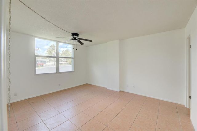 113 ROYAL PARK Drive 1H, Oakland Park, FL 33309