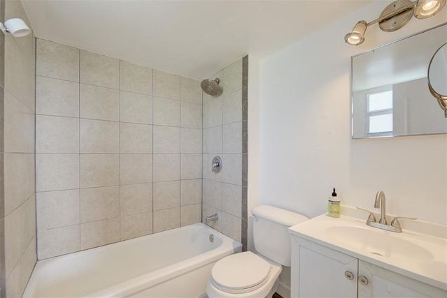 113 ROYAL PARK Drive 1H, Oakland Park, FL 33309