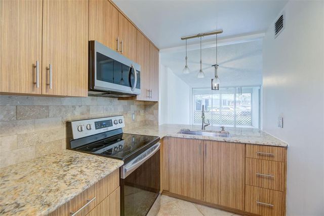 113 ROYAL PARK Drive 1H, Oakland Park, FL 33309