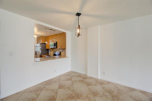 113 ROYAL PARK Drive 1H, Oakland Park, FL 33309