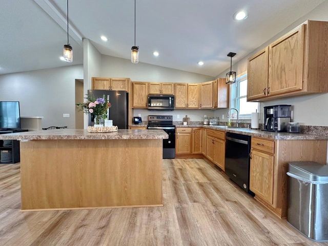 21 Roberts St, Burlington, ND 58722