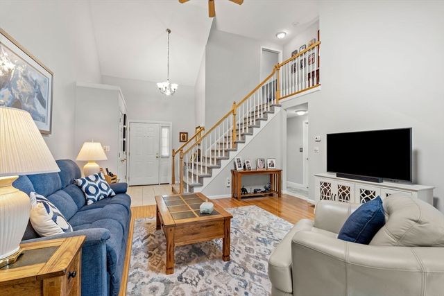 7 Nature View Dr 7, Uxbridge, MA 01569