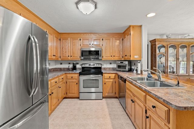 7 Nature View Dr 7, Uxbridge, MA 01569