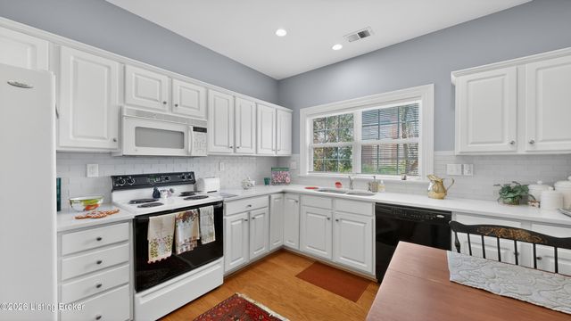 5943 Ashwood Bluff Dr, Louisville, KY 40207