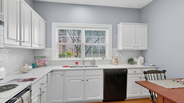 5943 Ashwood Bluff Dr, Louisville, KY 40207