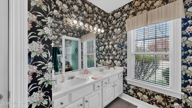 5943 Ashwood Bluff Dr, Louisville, KY 40207