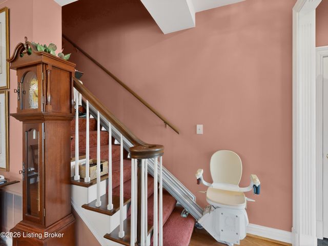 5943 Ashwood Bluff Dr, Louisville, KY 40207