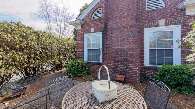 5943 Ashwood Bluff Dr, Louisville, KY 40207