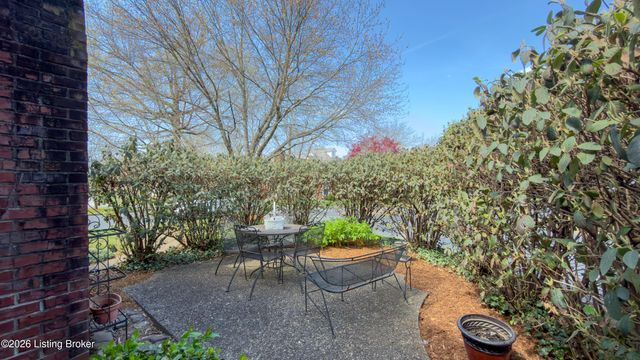 5943 Ashwood Bluff Dr, Louisville, KY 40207